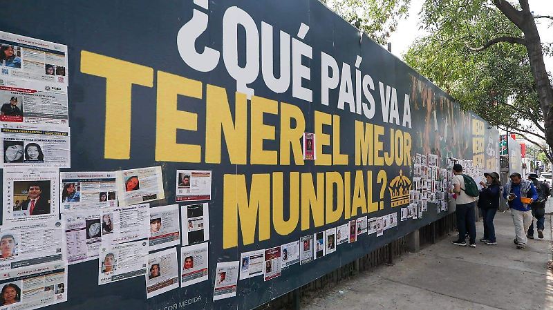 Madres buscadoras tapizan alrededores del Estadio Banorte con fichas de sus desaparecidos